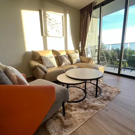 2 Bed Rare Unit With Bath Tub - Sea View *