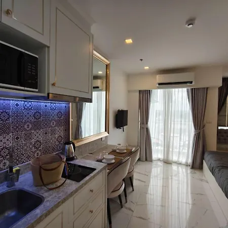 Luxury At Empire Tower Apartment *