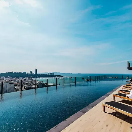 High Floor With Rooftop Pool In Pattaya