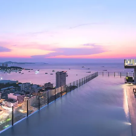 Next To And Mall Apartment Pattaya