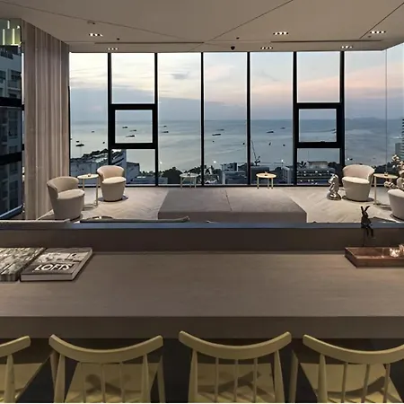 In With Rooftop Pool Apartment *