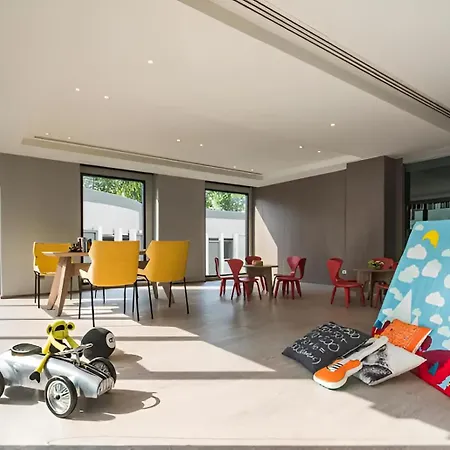 Next To And Mall Apartment Pattaya