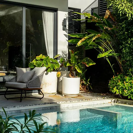 Lv Luxury Pool