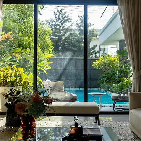 Lv Luxury Pool