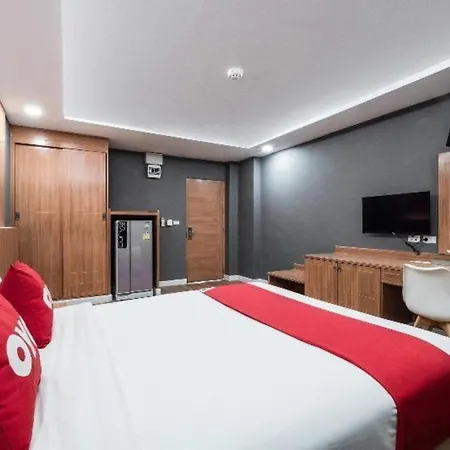 Oyo 1126 Curve Boutique Hotel 3*