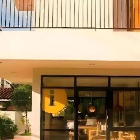 โรงแรม Yellow Moon