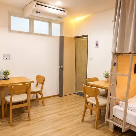 Charm At Pratumnak โรงแรม 3*