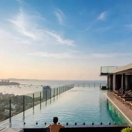 Apartment With Rooftop Pool At Excellent Location