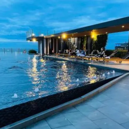 With Rooftop Pool At Excellent Location Apartment *