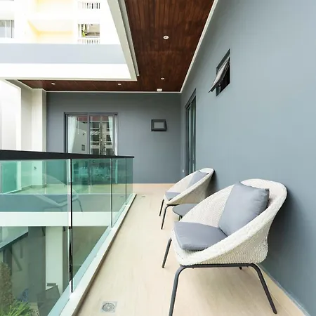 Midtown - Pool In