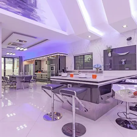 Pratumnak Hill Pool 4br Luxury Estate Villa Pattaya