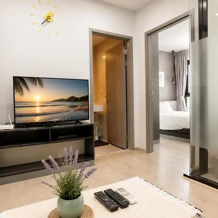 With Rooftop Pool At Excellent Location * Pattaya