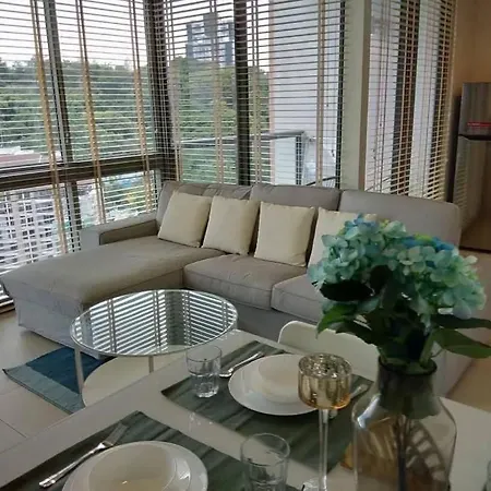 Large High Floor, Pool Great Location