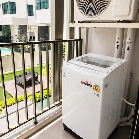 With Rooftop Pool At Excellent Location Apartment *