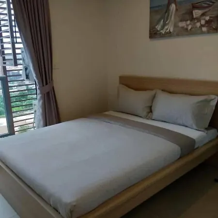 Large High Floor, Pool Great Location Apartment