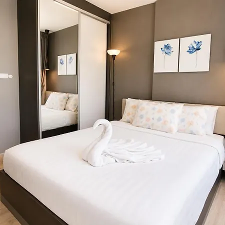 With Rooftop Pool At Excellent Location Apartment