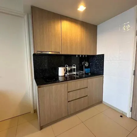 Large High Floor, Pool Great Location *