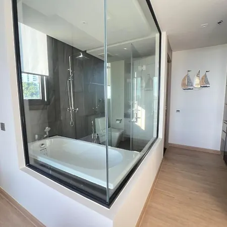 Apartment 2 Bed Rare Unit With Bath Tub Sea View Pattaya