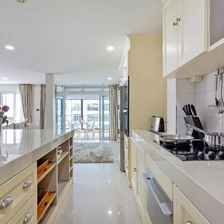 Pratumnak Hill Penthouse 2br Sea View Apartment *