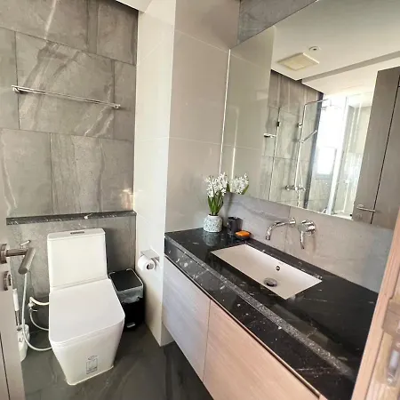2 Bed Rare Unit With Bath Tub Sea View *