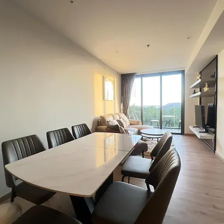 Apartment 2 Bed Rare Unit With Bath Tub Sea View *
