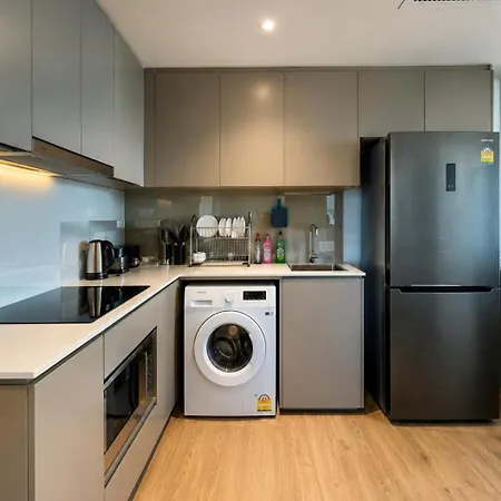 2 Bed Rare Unit With Bath Tub Sea View *