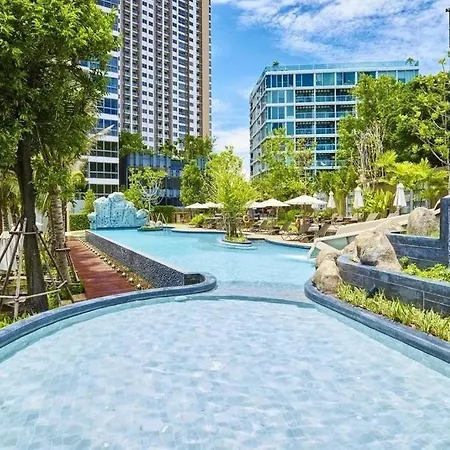 Large High Floor, Pool Great Location