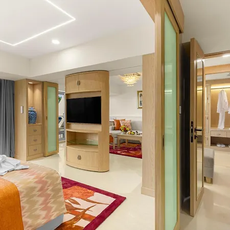 Royal Wing & โรงแรม