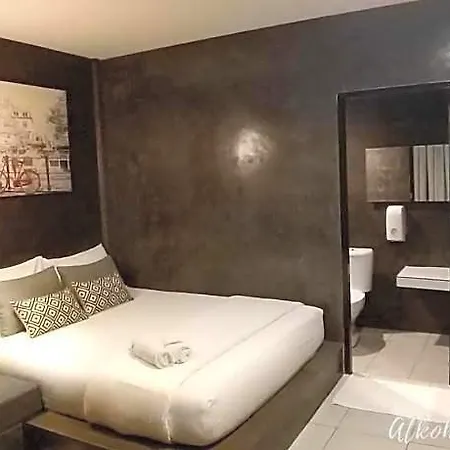 โรงแรม At Koh Larn Pattaya