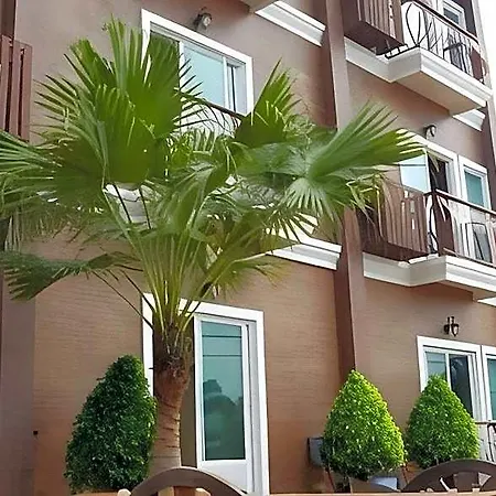 โรงแรม The Red Balcony Pattaya