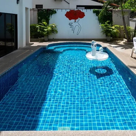 Luxury Pool 4 Bedroom 900m 1.5 Km Downtown Villa *