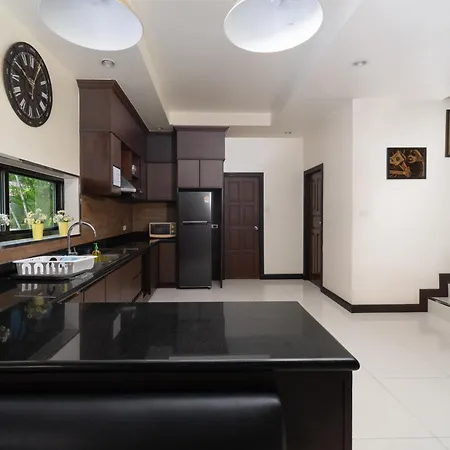 Luxury Pool 4 Bedroom 900m 1.5 Km Downtown Pattaya