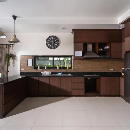 Luxury Pool 4 Bedroom 900m 1.5 Km Downtown Villa *