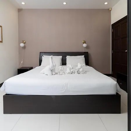 Luxury Pool 4 Bedroom 900m 1.5 Km Downtown