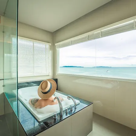 โรงแรม Welcome World Beachfront Pattaya