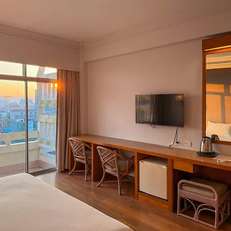 โกลเด้นบีชโฮเทล พัทยา 4* Pattaya