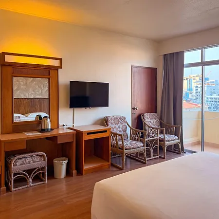 โรงแรม โกลเด้นบีชโฮเทล พัทยา 4*