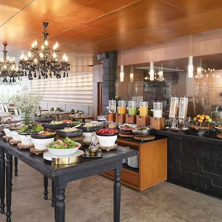 Woodlands โรงแรม 4*
