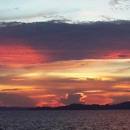 Sea Falcon On The Water โรงแรม Pattaya