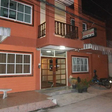 บ้านพัก Aura House 2*