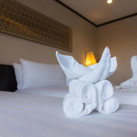 โกลเดนท์ทิวลิป เอสเซนเชียล พัทยา โรงแรม 3*