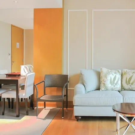 Lux Contemporary By Favstay Apartment