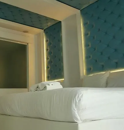 6 Deluxe Studio Apartment *