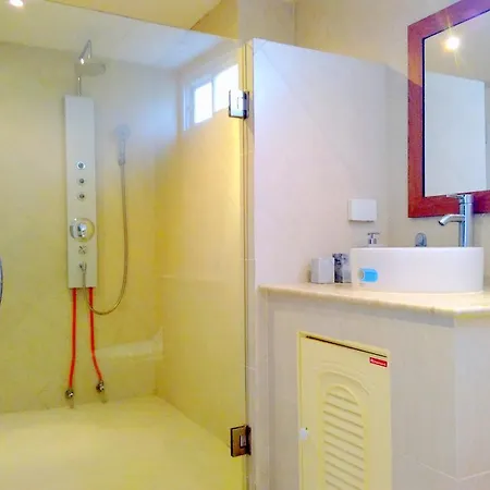 Apartment Executive At Casey Beach On Pratumnak. *