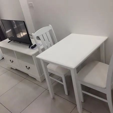 Studio, Phratomnak Soi 5 *