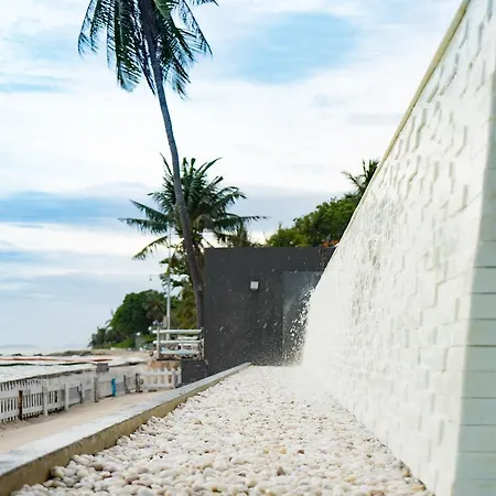 Beachfront Pool Access Apartment *
