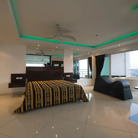 Top Floor Beachfront Dream *