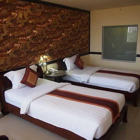 Jomtien Holiday โรงแรม