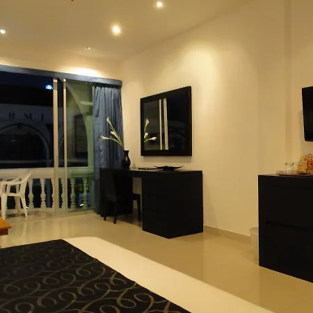 East โรงแรม