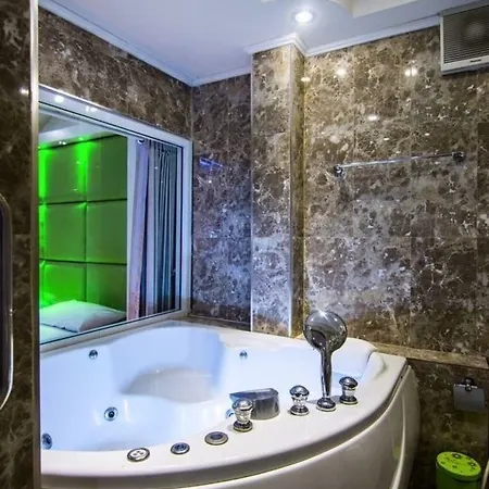 โรงแรม Titanic Residence-7 Minute Walk To The 4*